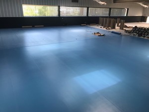 PREPARANDO EL MONTAJE DEL PVC DE LA PISTA DEPORTIVA